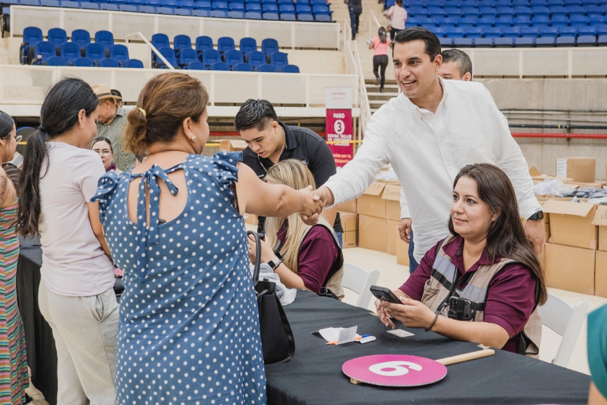 Supervisa Sec Entrega De Uniformes Y Zapatos Escolares Gratuitos